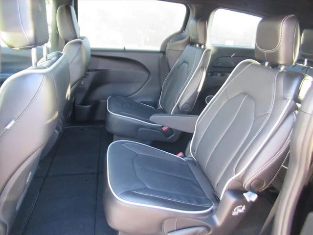 New 2026 Diamond Black Crystal Pearl-Coat Exterior Paint Chrysler Limited image 28