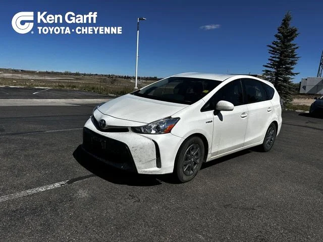 2017 Toyota Prius v Five's photo