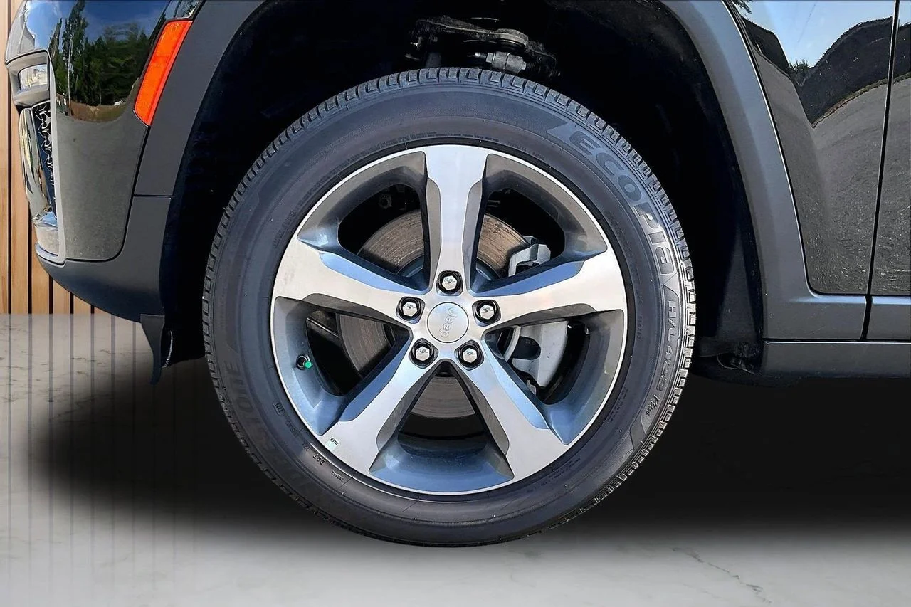 New 2026 Diamond Black Crystal Pearl-Coat Exterior Paint Jeep Limited image 32