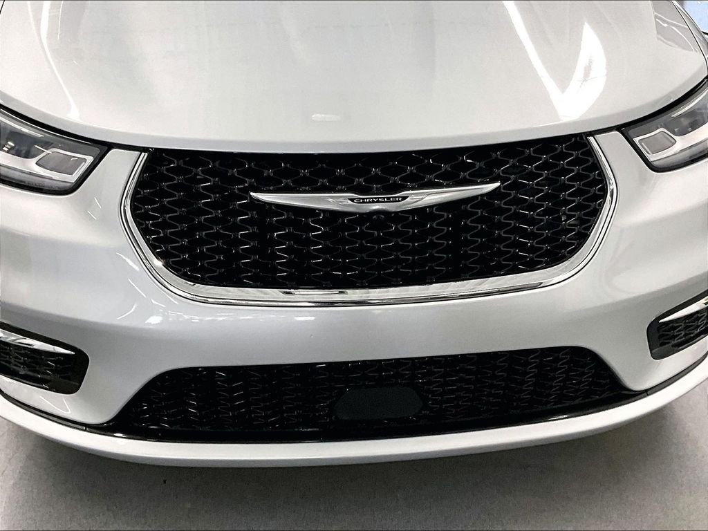 Used 2023 Silver Chrysler Touring L image 30