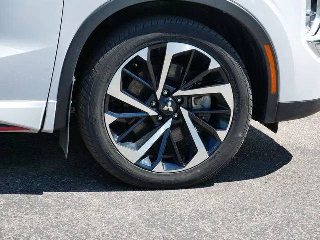 Used 2023 White Diamond/Black Roof Mitsubishi SE image 7