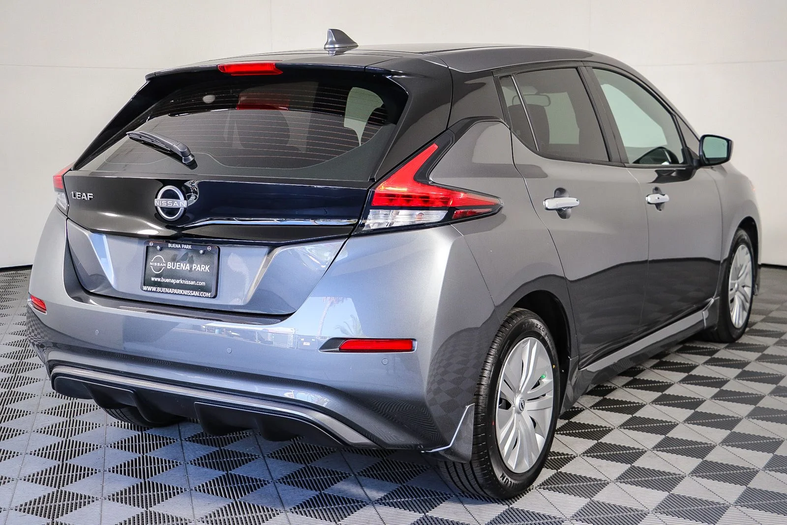 Used 2025 Gray Nissan S image 8