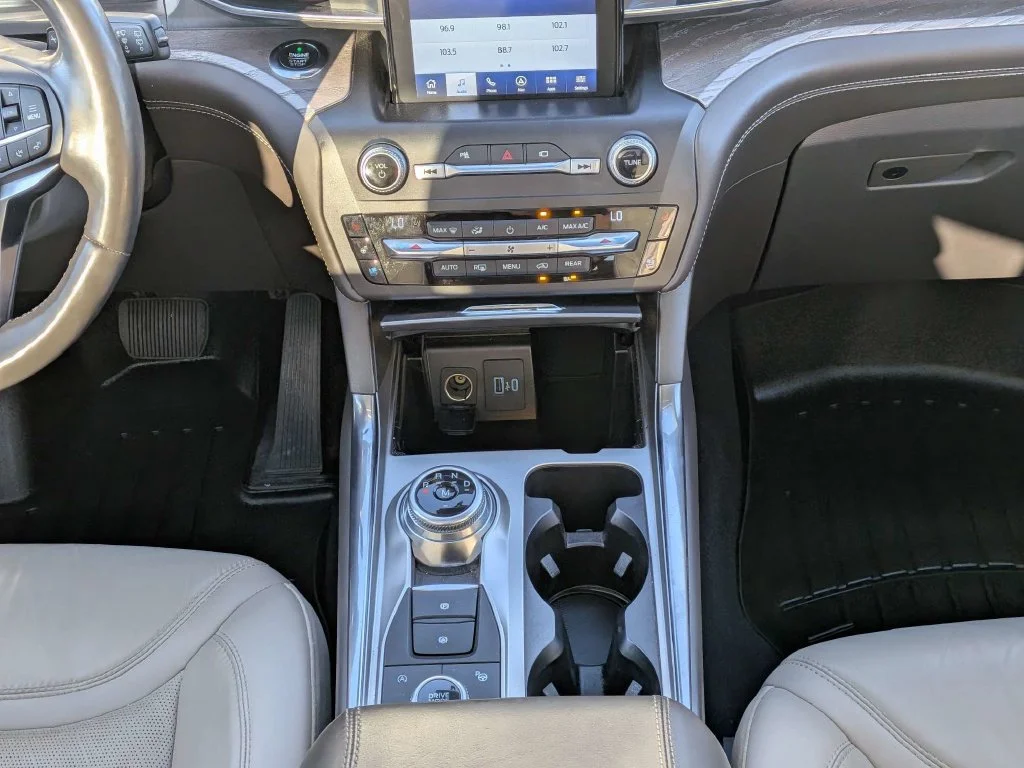 Used 2020 Silver Metallic Ford Platinum image 17