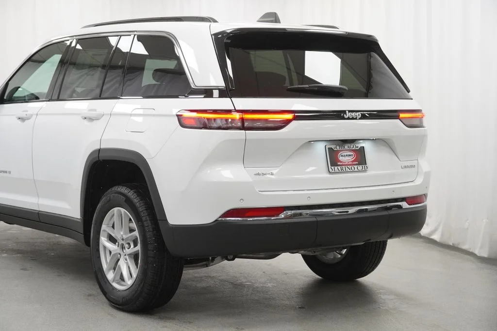 New 2026 Bright White Clear-Coat Exterior Paint Jeep Laredo X image 12