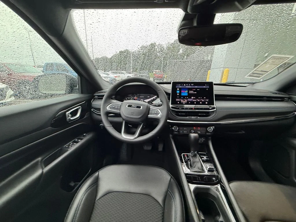 New 2026 Diamond Black Crystal Pearl-Coat Exterior Paint Jeep Latitude image 13