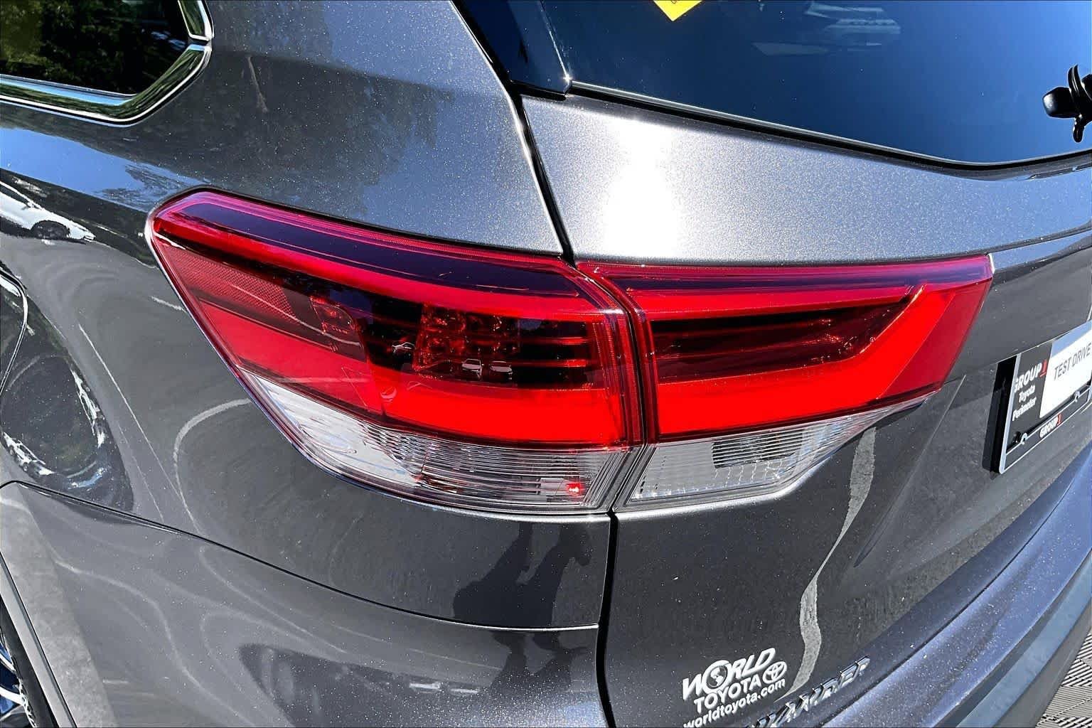 Used 2018 Predawn Gray Mica Toyota XLE image 29