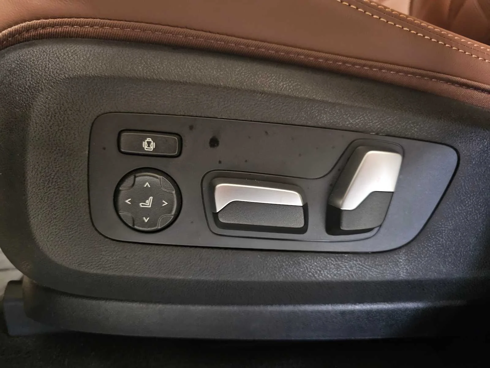 New 2026 Black Sapphire Metallic BMW xDrive40i image 29