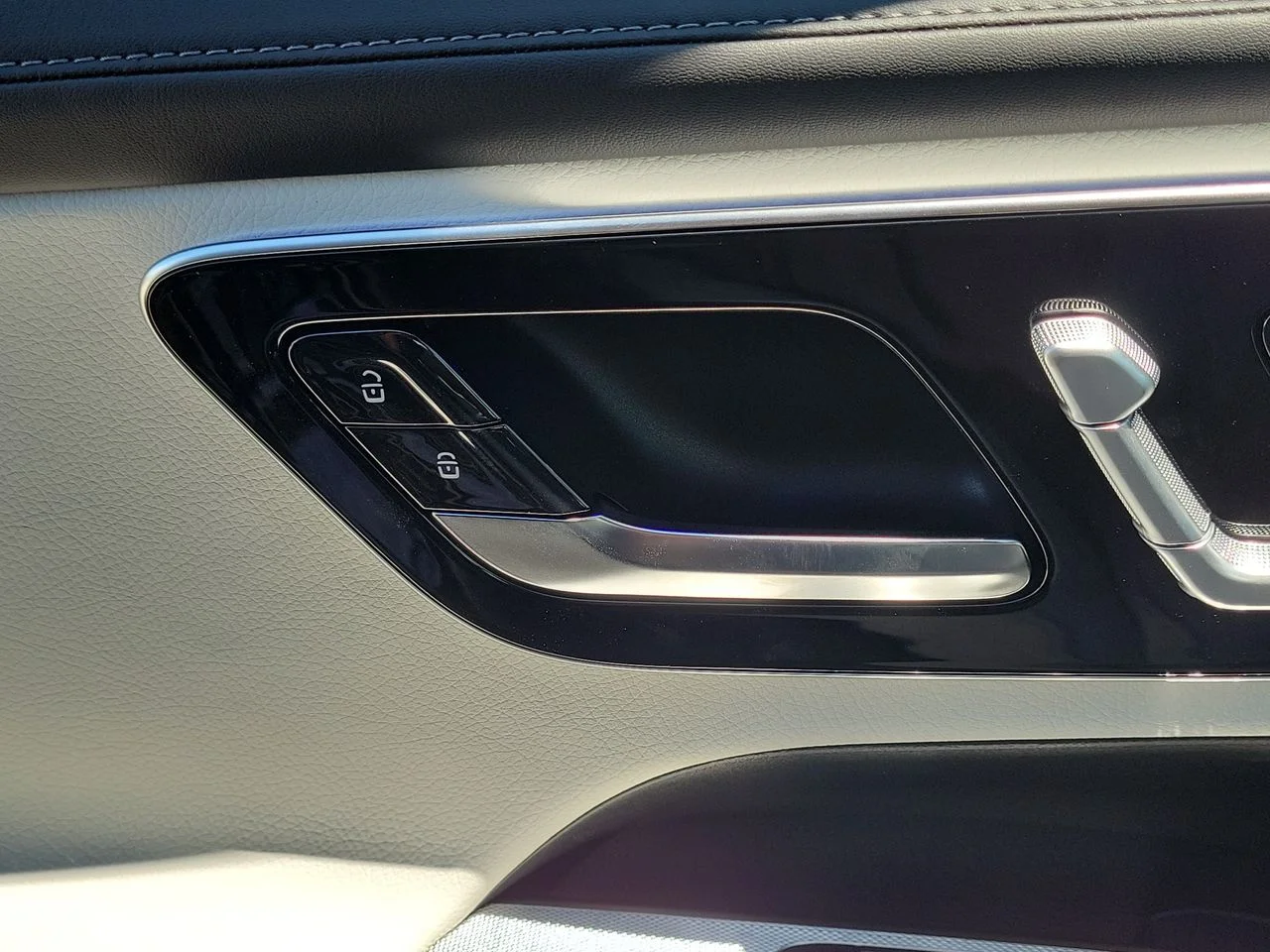New 2027 Graphite Grey Metallic Mercedes-Benz GLC 300 image 23
