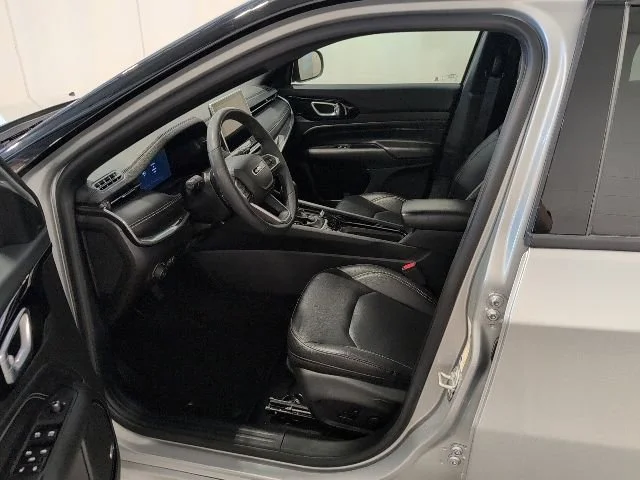 Used 2024 Silver Jeep Limited 4x4 image 9