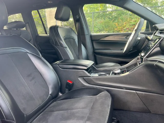 Used 2023 Diamond Black Jeep Altitude X image 18