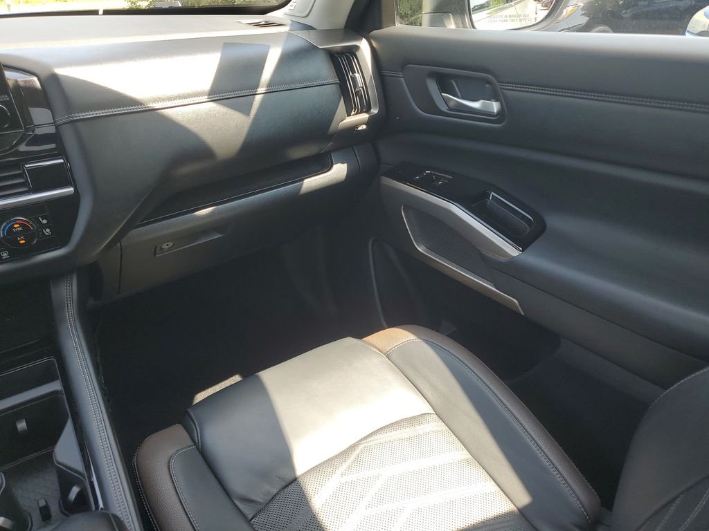 Used 2022 Solid Gray/Super Black Nissan Platinum image 25