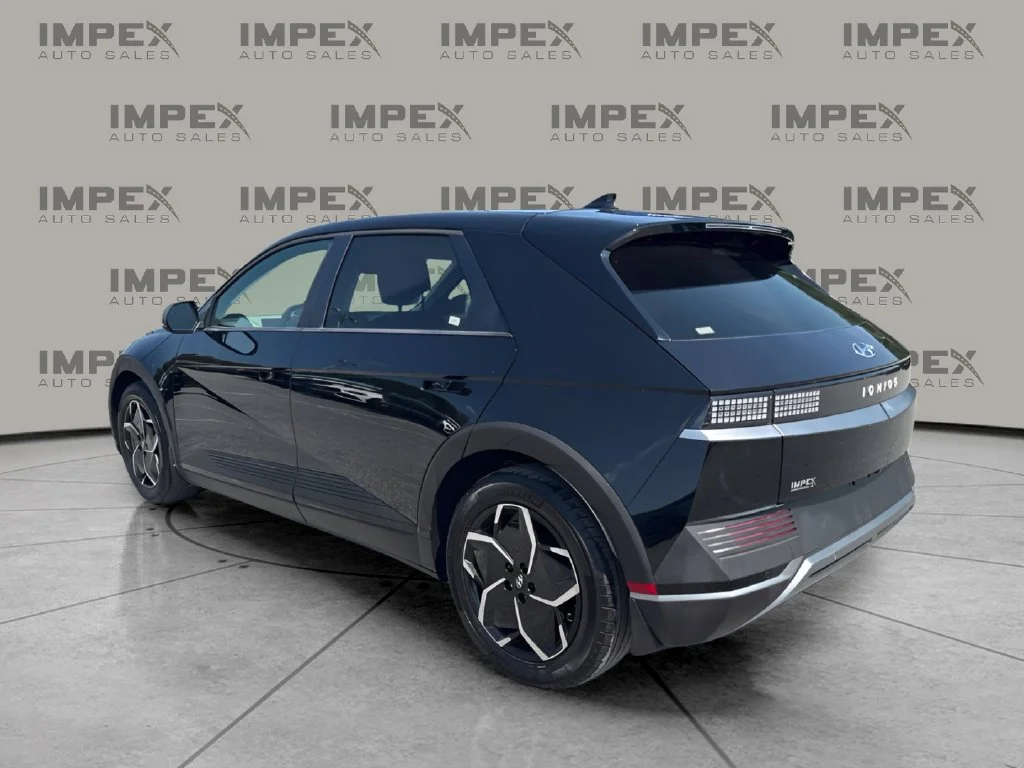 Used 2024 Black Hyundai SEL image 3