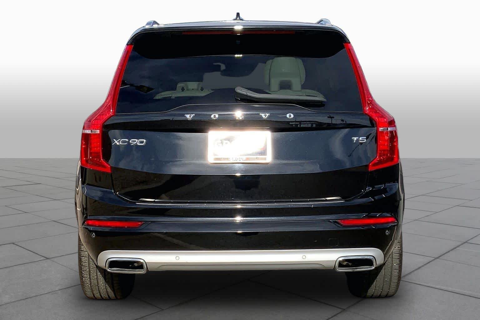 Used 2020 Onyx Black Metallic Volvo Momentum image 5