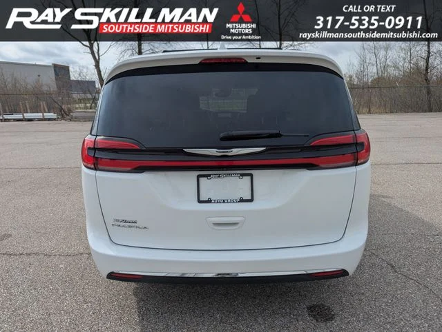 Used 2022 White Chrysler Touring L image 6