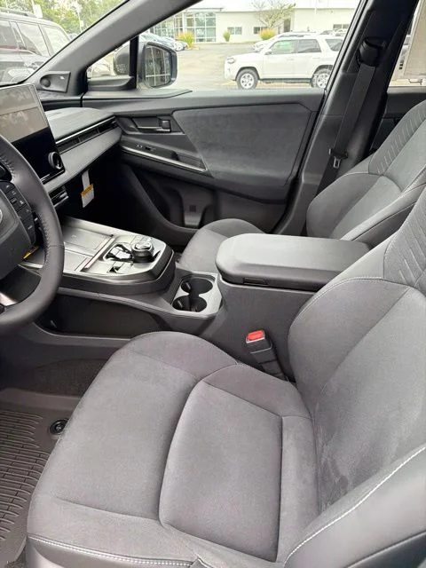 2026 Toyota C-HR XSE - Photo 6