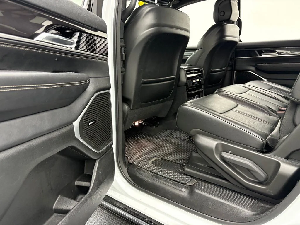 Used 2023 Bright White Clearcoat Jeep Base image 39