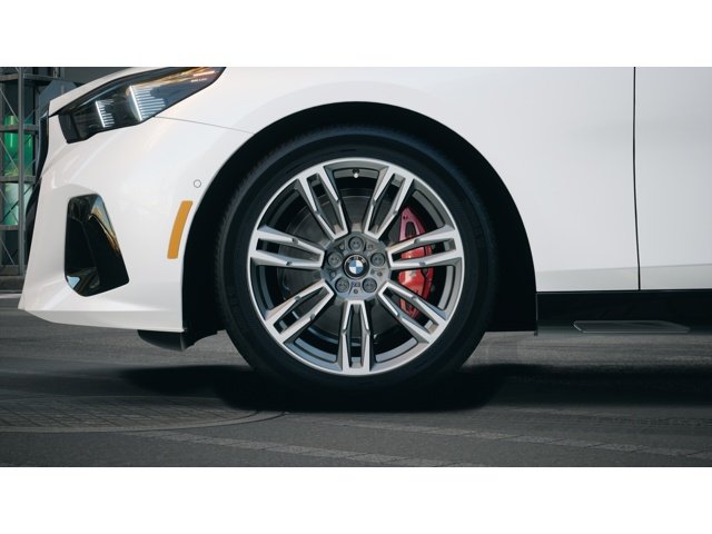 New 2026 Mineral White Metallic BMW 530i xDrive image 7