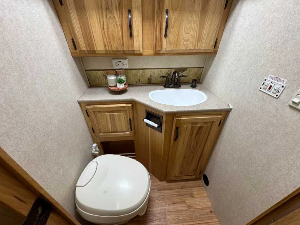 Used 2011 SILVER AIRSTREAM  image 22