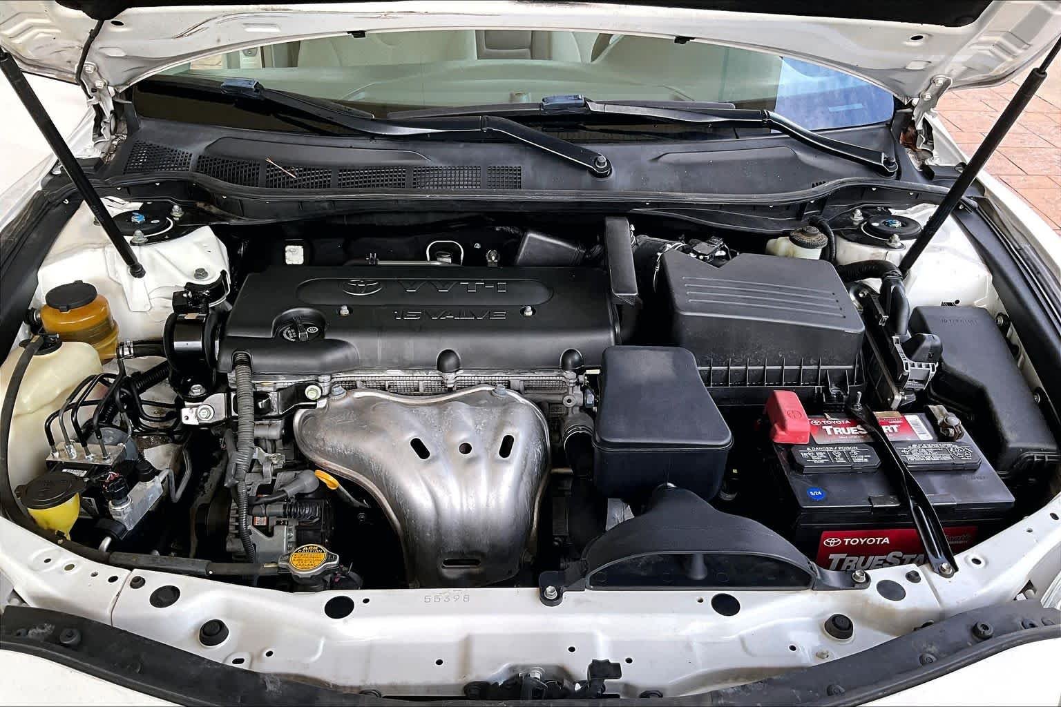 Used 2009 Super White Toyota  image 28