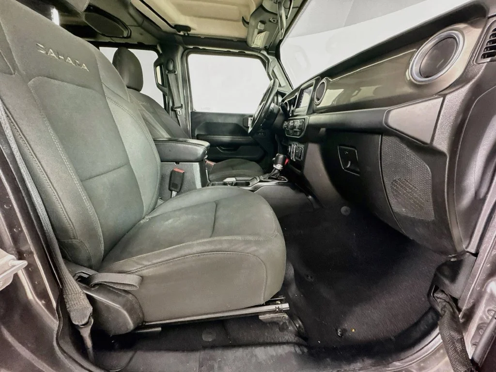 Used 2018 Granite Crystal Metallic Clearcoat Jeep Unlimited Sahara image 34