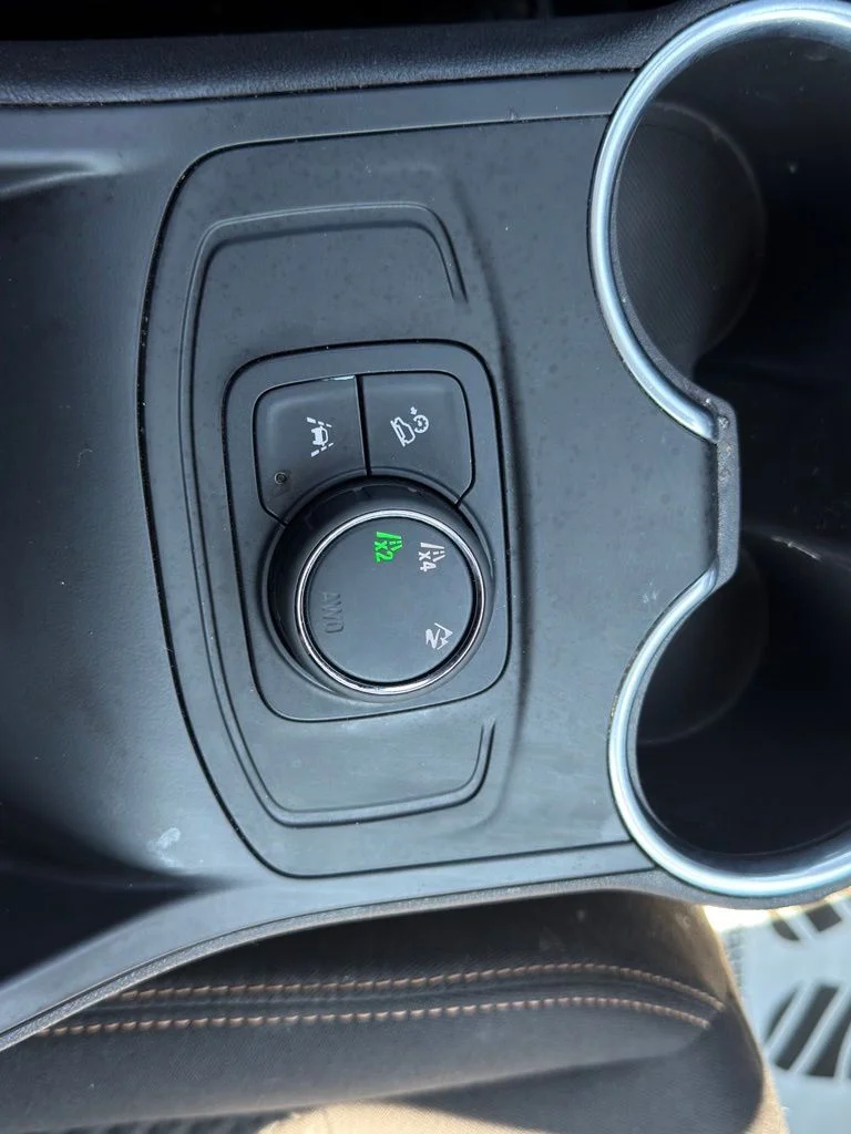 Used 2020 Black GMC SLE image 28