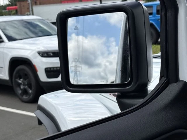 New 2025 Bright White Clear-Coat Exterior Paint Jeep Rubicon X image 18