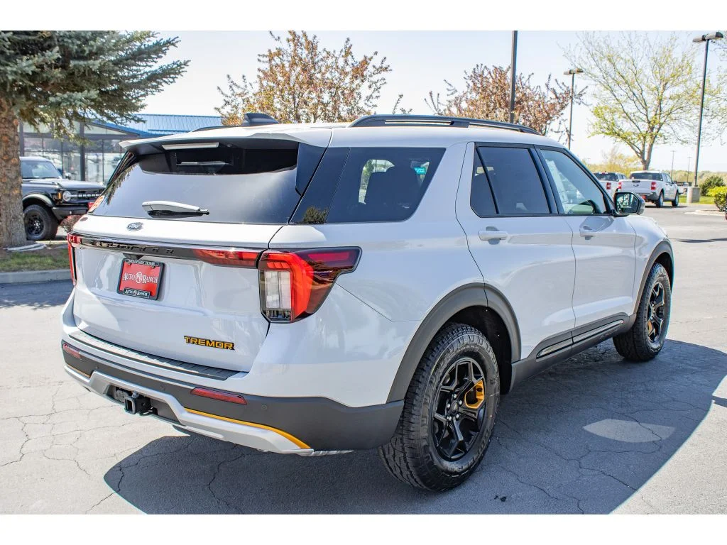 New 2026 SPACE WHITE METALLIC Ford Tremor image 8