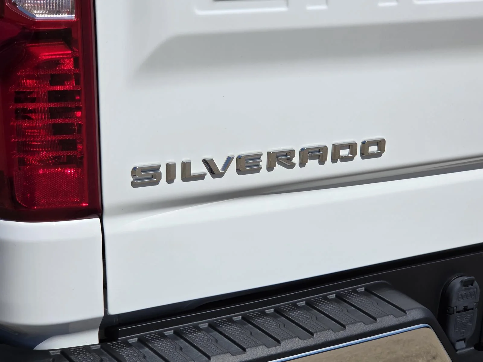 Used 2024 Summit White Chevrolet LT image 8