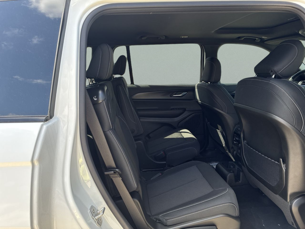 New 2025 Bright White Clear-Coat Exterior Paint Jeep Laredo image 23