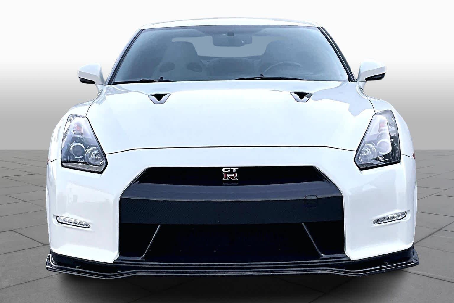 Used 2010 Pearl White Nissan Premium image 3