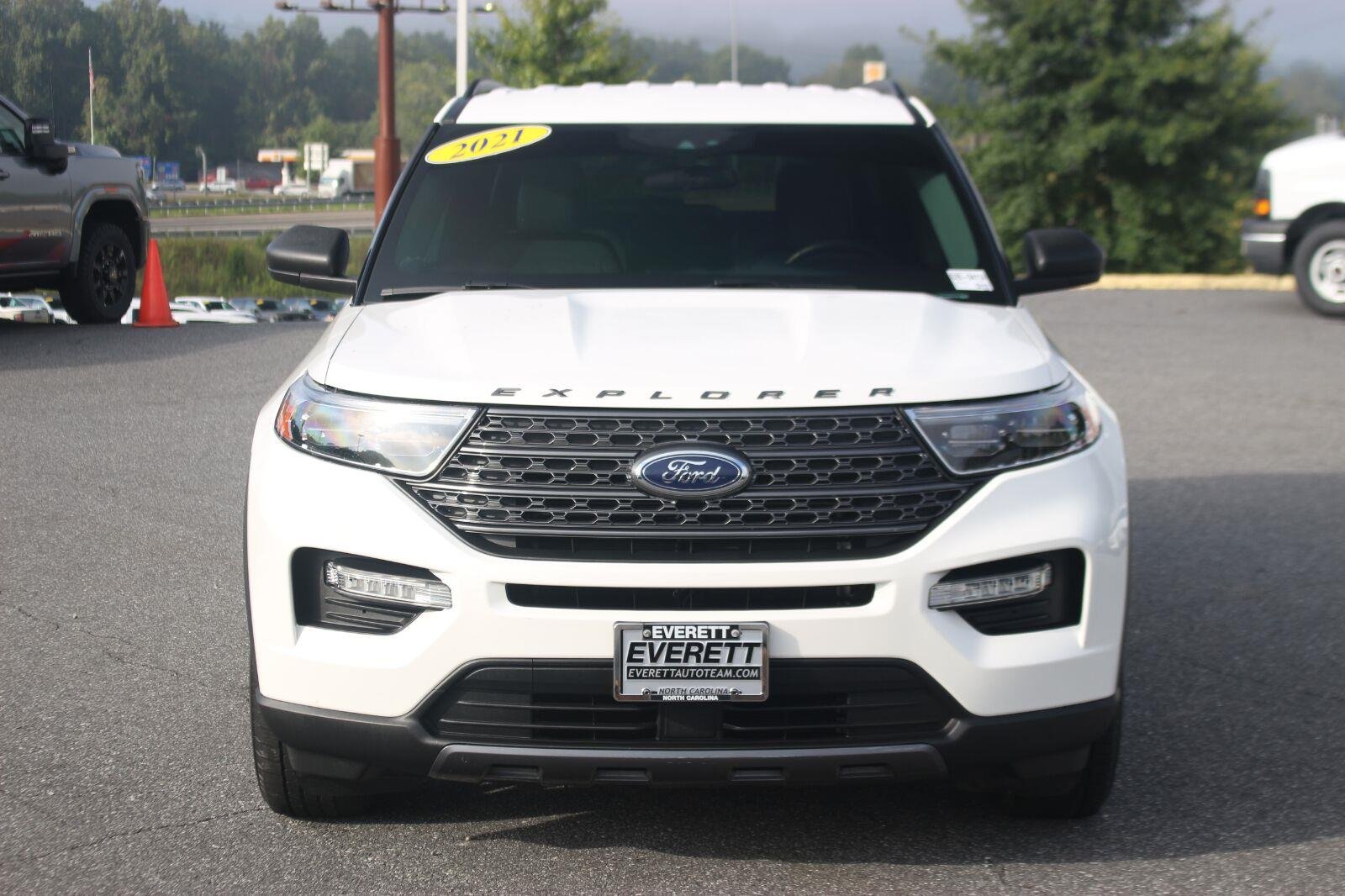 Used 2021 Star White Metallic Tri-Coat Ford XLT image 2