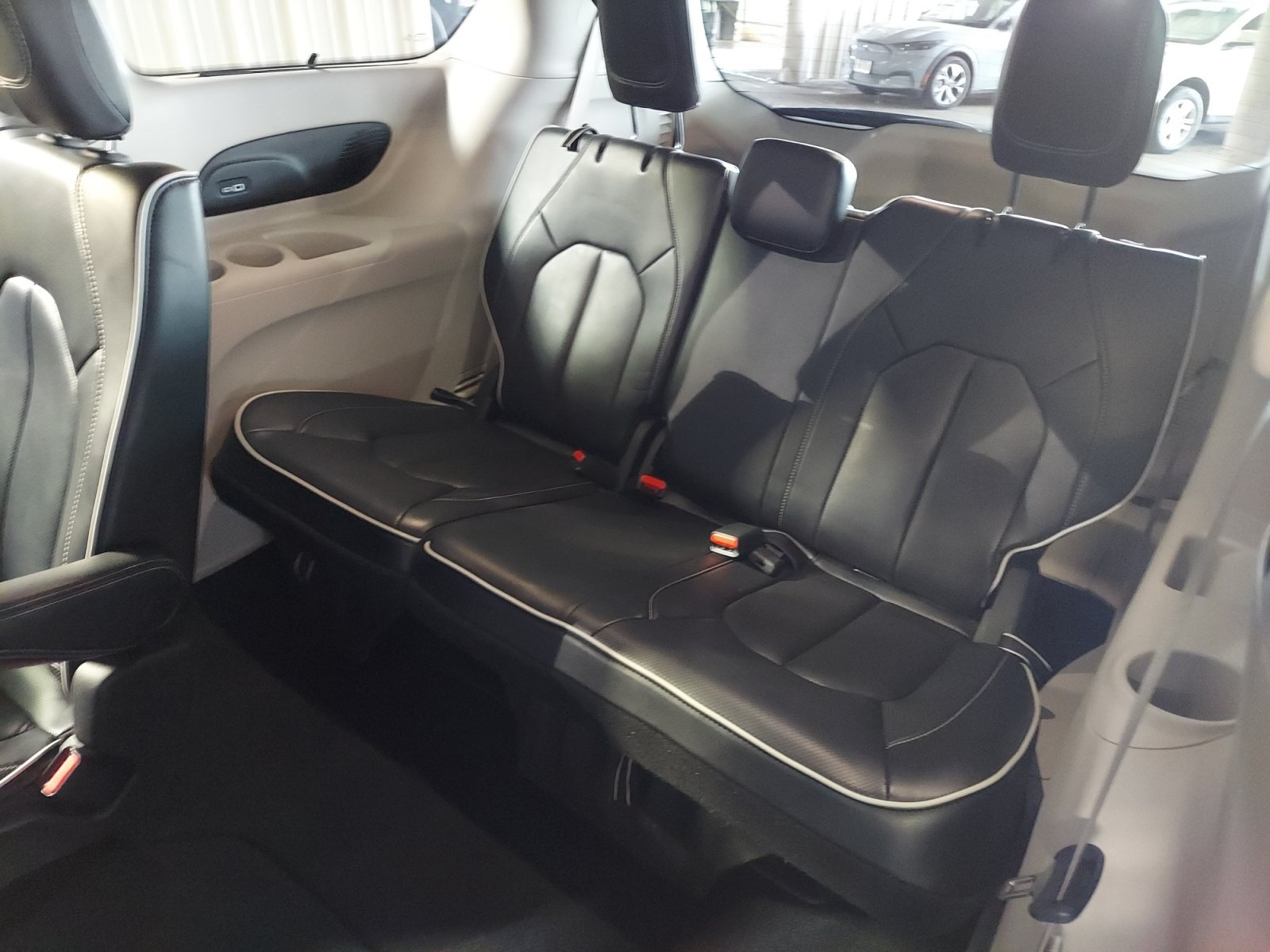 Used 2023 Ceramic Gray Clearcoat Chrysler Limited image 25