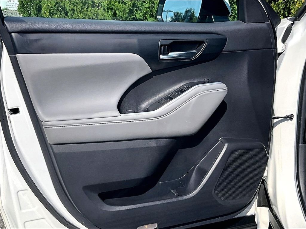 Used 2021 White Toyota XLE image 9