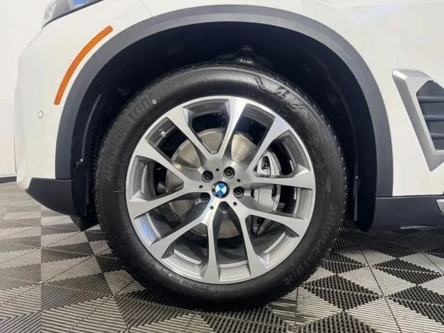 New 2026 Alpine White BMW xDrive40i image 10