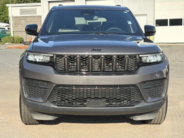 Used 2024 Gray Jeep Altitude image 15