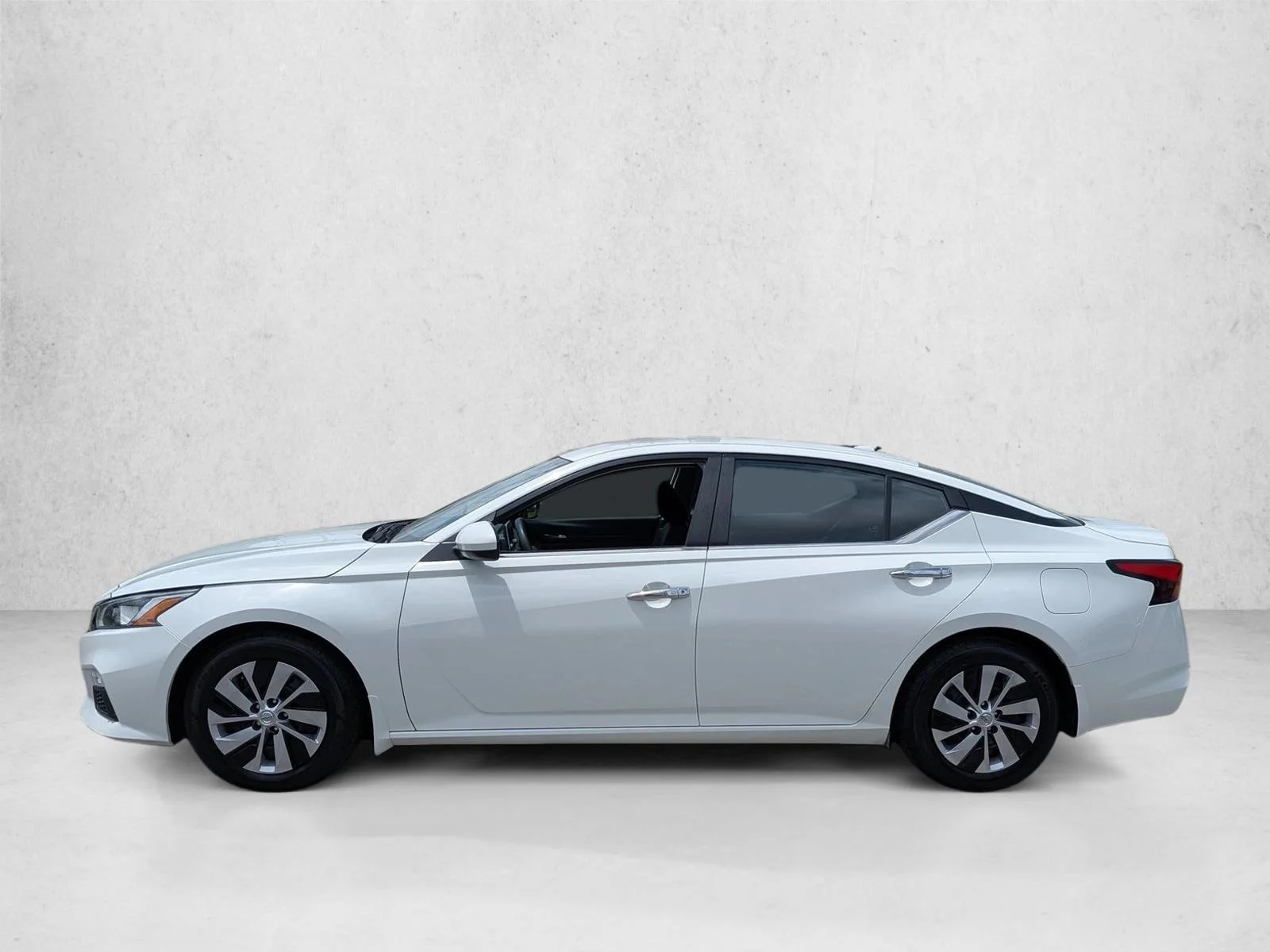 Used 2020 Glacier White Nissan 2.5 S image 8