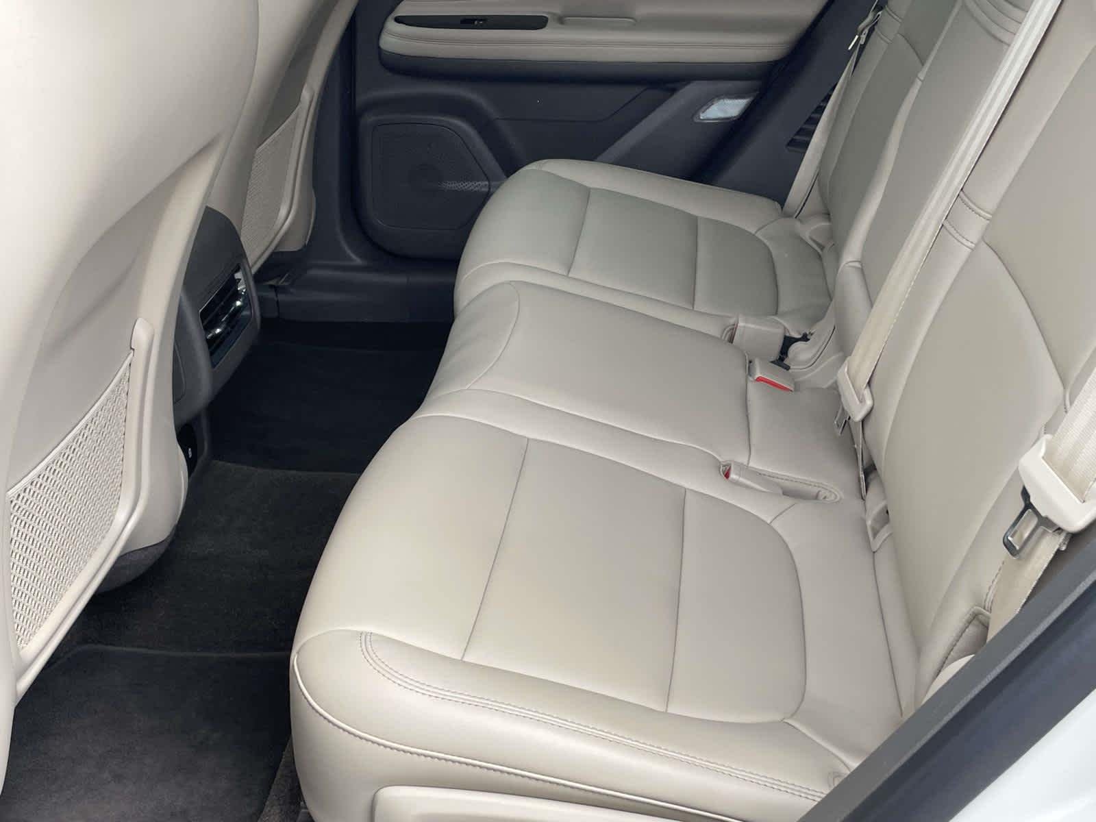 Used 2023 Ceramic Pearl Lincoln Standard image 17