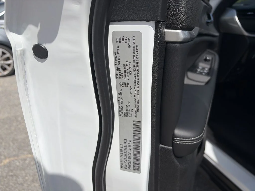 New 2026 Bright White Clear-Coat Exterior Paint Jeep Altitude image 40