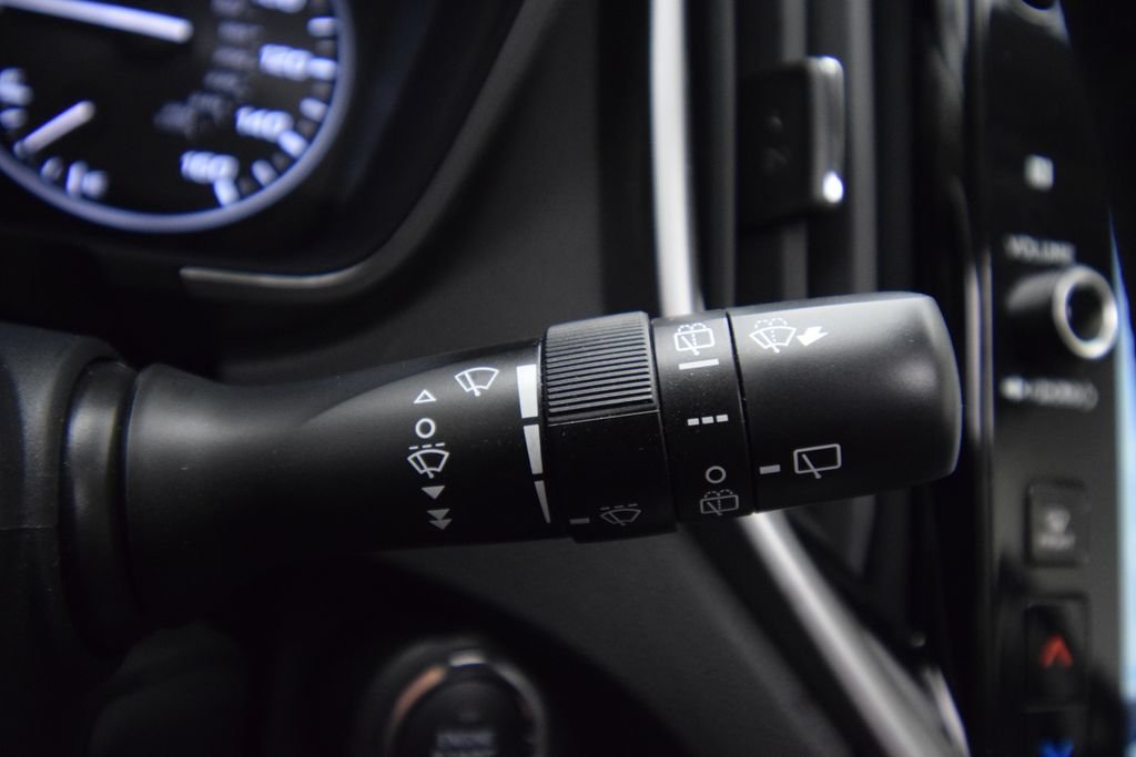 Used 2025 Crystal White Pearl Subaru Limited image 38