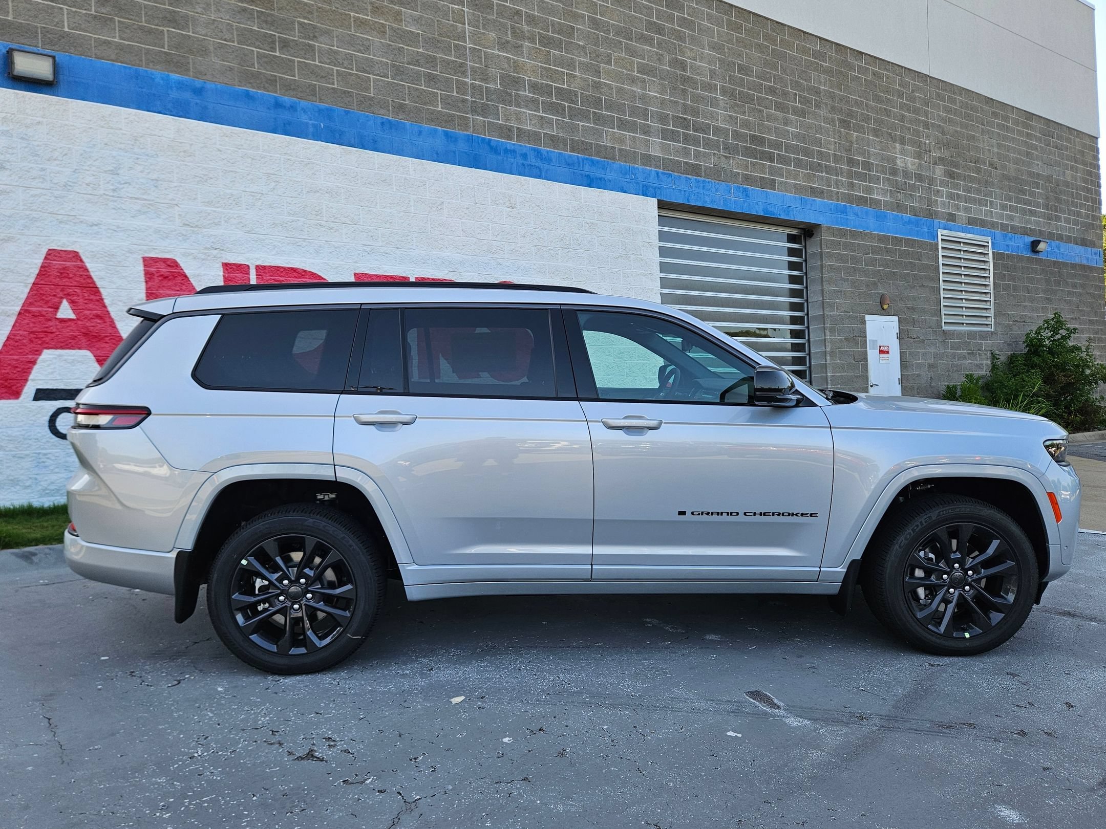 New 2026 Silver Zynith Exterior Paint Jeep Limited Reserve image 8