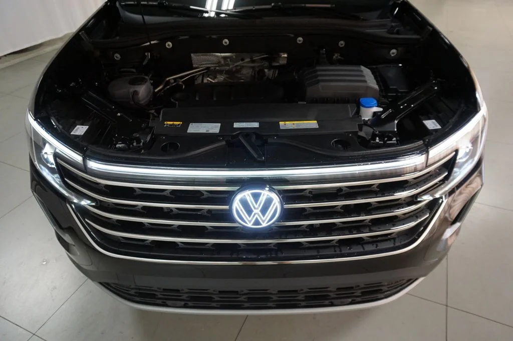 New 2026 Black Volkswagen 2.0T SE w/Technology image 32