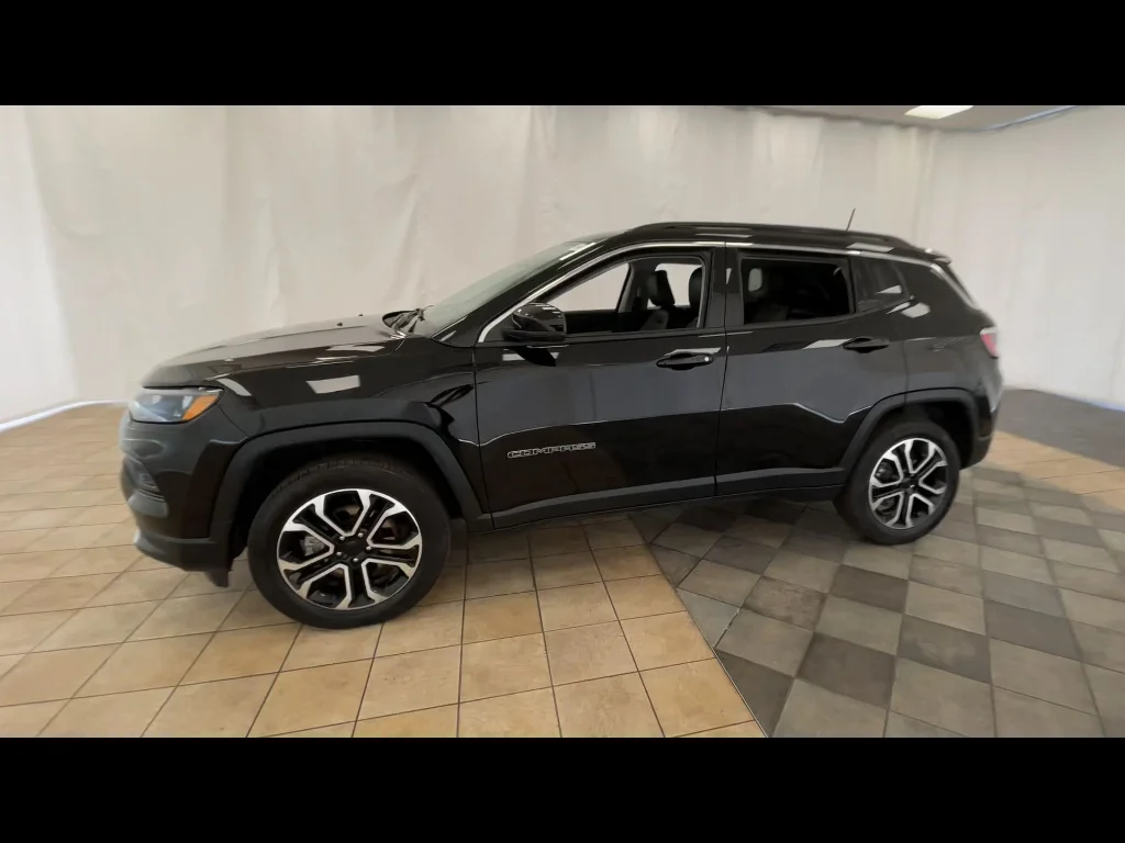 Used 2022 Diamond Black Crystal Pearl Coat Jeep Limited image 6