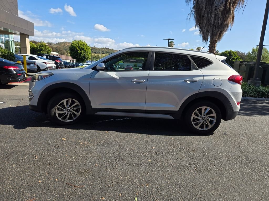 Used 2017 Silver Hyundai SE image 4
