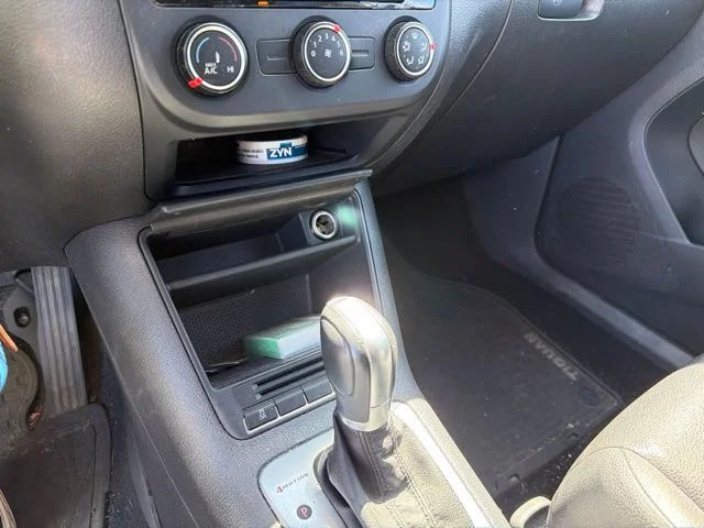 Used 2015 Black Volkswagen SE image 8