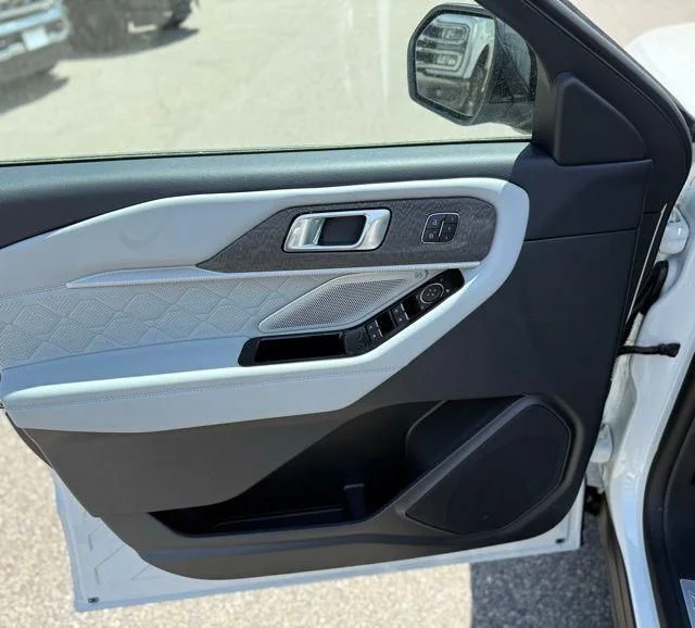 New 2026 Star White Metallic Tri-Coat Ford Platinum™ image 13