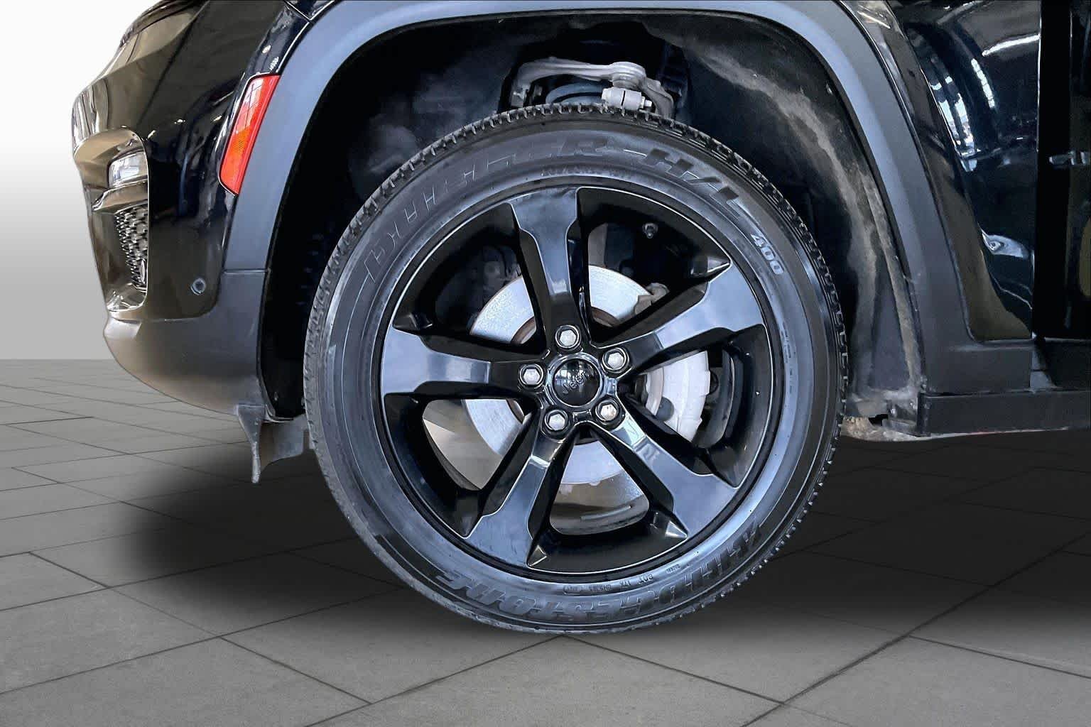 Used 2023 Diamond Black Crystal Pearlcoat Jeep Limited image 9