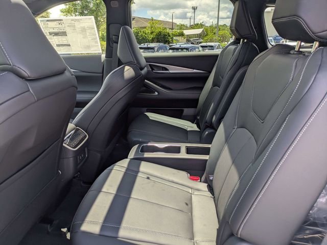 New 2027 2T RAD WHT INFINITI Sport AWD image 14
