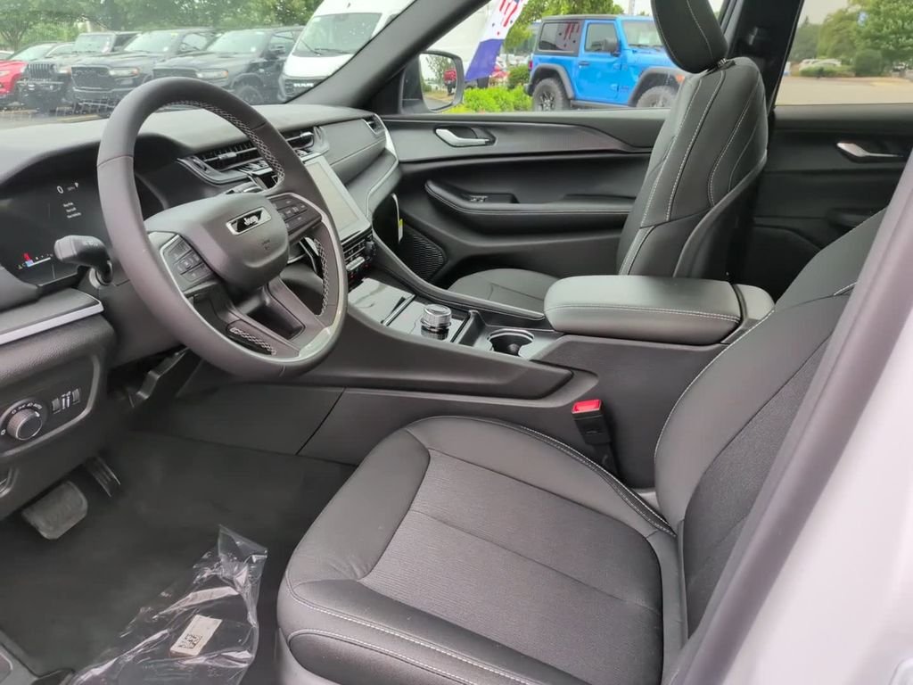 New 2026 Bright White Clear-Coat Exterior Paint Jeep Laredo X image 17