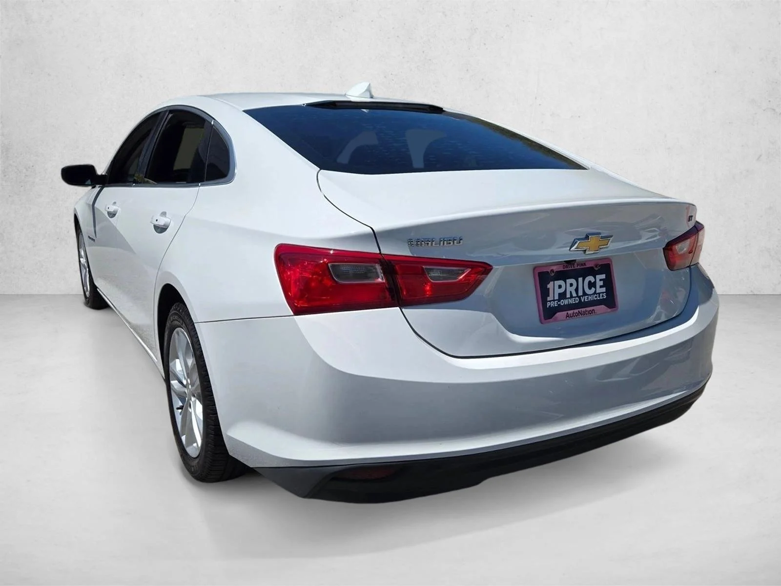 Used 2018 Summit White Chevrolet LT image 8