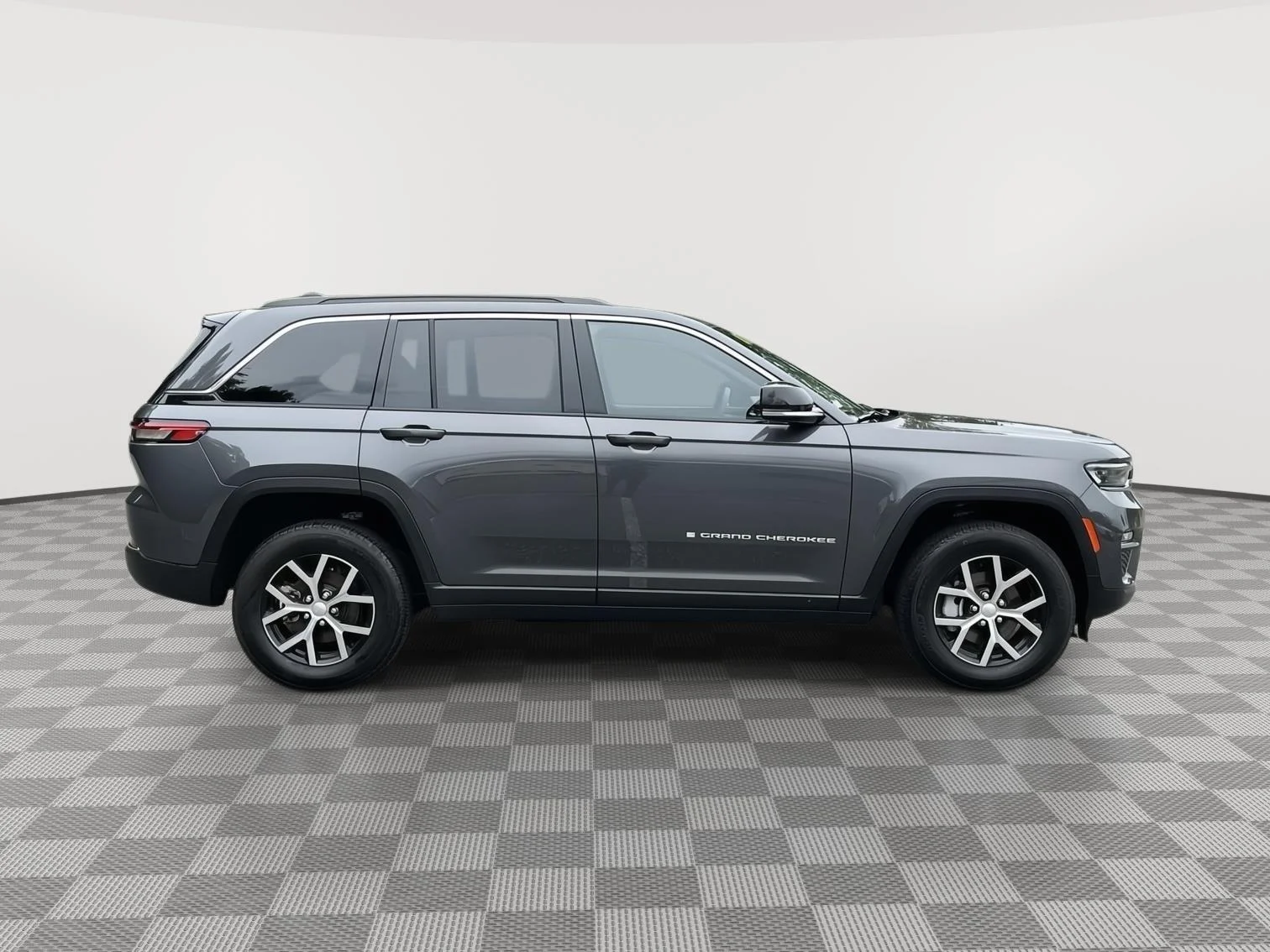 Used 2025 Baltic Gray Metallic Clearcoat Jeep Limited image 4